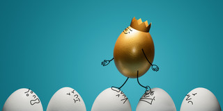 ein vergoldetes Figurei mit Krone läuft auf den Köpfen weißer Eierfiguren vor blauem Hintergrund