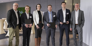 Das Foto zeigt die vier Preisträger*innen des Hans-Uhde-Preises mit Michael Höllermann, CEO der thyssenkrupp Uhde GmbH, und Prof. Jörg  Thiem, Prorektor für Forschung und Transfer an der FH Dortmund.