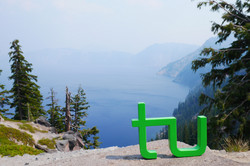 TU Logo vor einem See in Oregon
