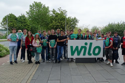 Gruppenbild der Teilnehmerinnen und Teilnehmer vor dem Unternehmen Wilo
