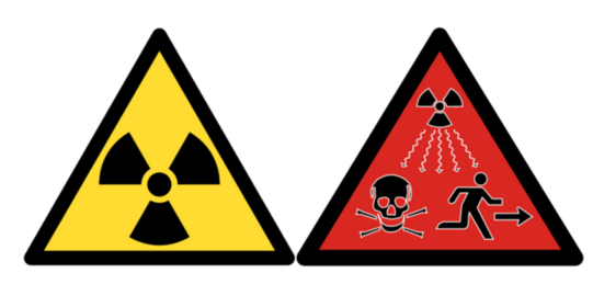 Links ist ein gelbes Warnschild zur Radioaktivität und rechts daneben ein rotes Warnschild für gefährliche radioaktive Stoffe