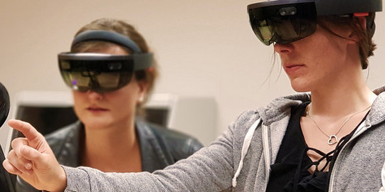 Zwei Studentinnen testen Eye-Tracker und tragen Datenbrillen