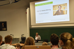Grußwort der Prorektorin Studium, Prof. Dr. Wiebke Möhring, bei der Eröffnungsveranstaltung im Hörsaal.