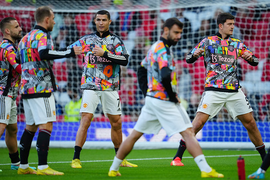 Ein Foto von Christiano Ronaldo mit anderen Spielern auf dem Fußballfeld.