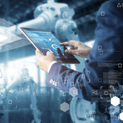 Futuristische Grafik mit vielen Icons aus den Bereichen IT und KI, rechts im Anschnitt ein Mann im Anzug, der ein Tablet bedient