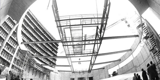 Das Audimax The Audimax during construction one year before its opening. des Baus ein Jahr vor seiner Eröffnung.