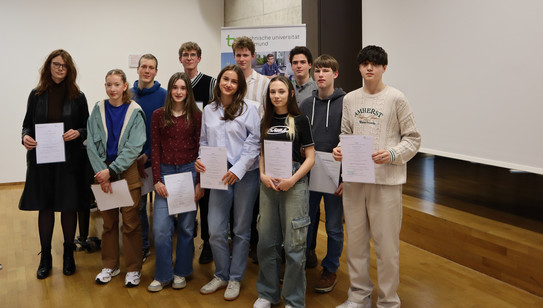 Zertifikate_WS_23_34 Gruppenbild der ausgezeichneten Teilnehmer der SchülerUni.