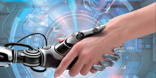 Eine menschlische und eine Roboter-Hand halten einander fest.