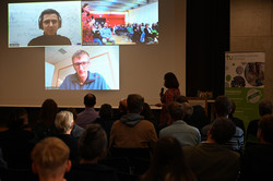 Ein Videoanruf mit 2 ehemaligen Teilnehmern der Schüler Uni über Skype bei der Jubiläumfsfeier.  