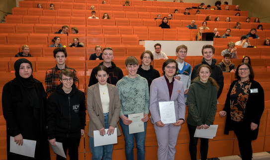 Gruppenfoto der Schüler*innen, die ein Zertifikat erhalten haben, auf der Eröffungsfeier für die SchülerUni im Sommersemester 2023