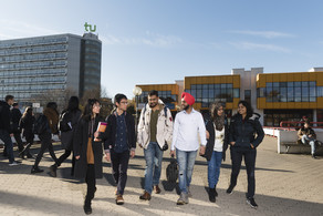 A group of international students are walking across the Campus Nord.
