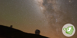 Der Nachthimmel mit Sternen und zwei Teleskopen im Vordergrund.
