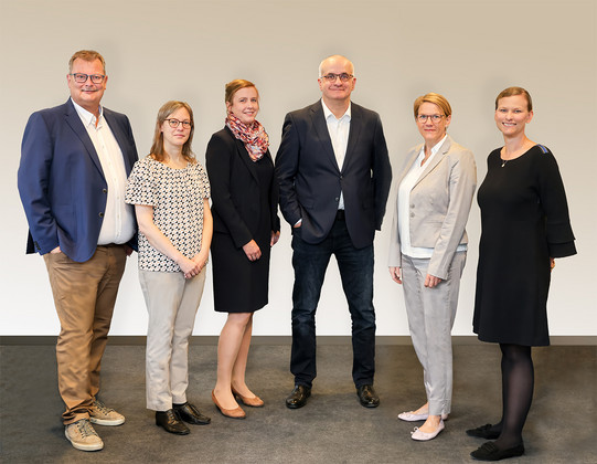 Ein Foto vom Rektorat der TU Dortmund, zwei Männer und vier Frauen in formeller Kleidung.