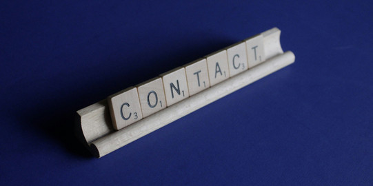 Das Wort "Contact" gelegt aus einzelnen Buchstaben