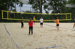 Volleyballspiel zwischen den do-camp-ing Teilnehmerinnen und Teilnehmern