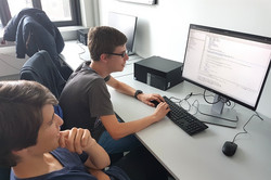 Zwei Schüler arbeiten am Computer im Rahmen des Projektes.