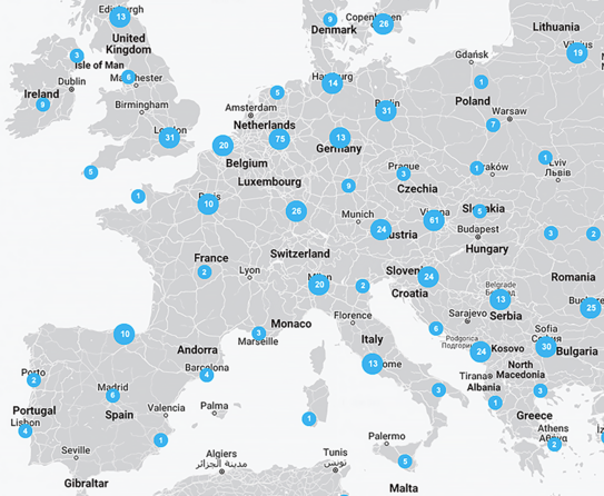 Das Bild zeigt eine Karte Europas, auf der viele kleine blaue Punkte zu sehen sind, die Zahlen enthalten.