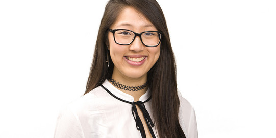 Porträt einer Stipendiatin und sie trägt eine weiße Strickjacke
