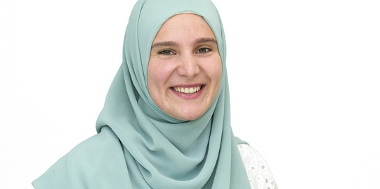 Porträt einer Stipendiatin und sie trägt eine türkises Kopftuch