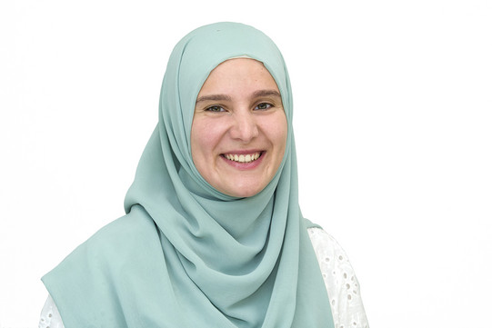 Porträt einer Stipendiatin und sie trägt eine türkises Kopftuch