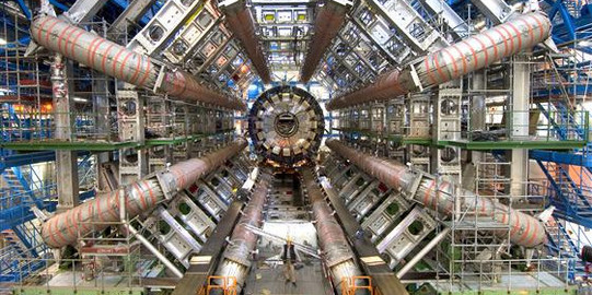Blick in einen Detektor eines Teilchenbeschleunigers im CERN