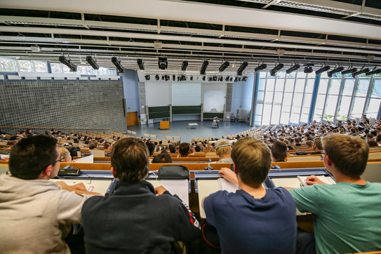 Audimax Studierende sitzen in einer Vorlesung im Audimax.