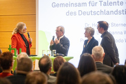 Das Bild zeigt Prof. Dipl.-Ing. Bodo Weidlich, Prof. Dr. Johanna Weber, Dr. Henning Sternemann und die Moderatorin Britt Lorenzen während der Talkrunde auf der Bühne.
