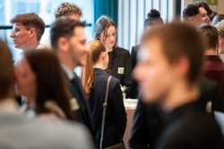 Das Bild zeigt Gäste der Stipendienfeier im Gespräch.