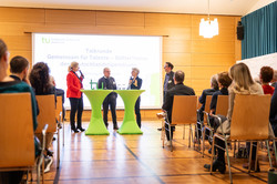 Das Bild zeigt die Bühne, wo gerade die Moderatorin Britt Lorenzen gerade die Talkrunde mit den privaten Fördernden Prof. Dipl.-Ing. Bodo Weidlich, Prof. Dr. Johanna Weber und Dr. Henning Sternemann leitet.