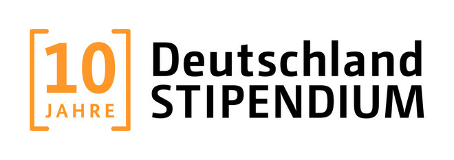 Logo: 10 jahre in eckigen Klammern in Orange, Deuschlandstipendium in schwarzer Schrift auf weißem Grund