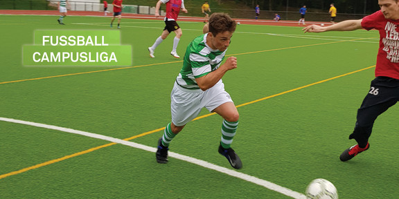 Spieler der Campusliga mit Fußball