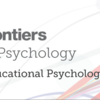 Vielfarbige Würfel mit dem dunkelgrauen Schriftzug frontiers in Psychology. Educational Psychology