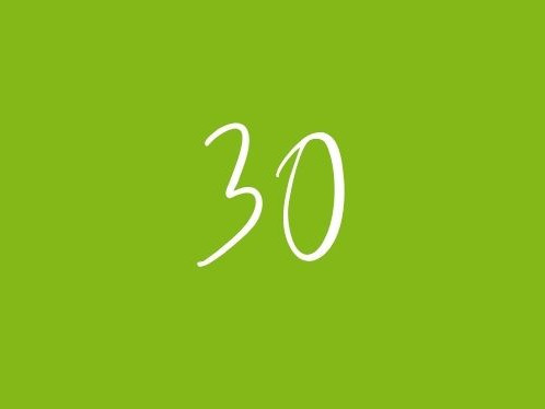 Die Zahl 30 vor grünem Hintergrund