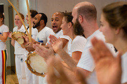 Eine Capoeira Gruppe bei einem Auftritt im Internationalen Begegnungszentrum der TU Dortmund