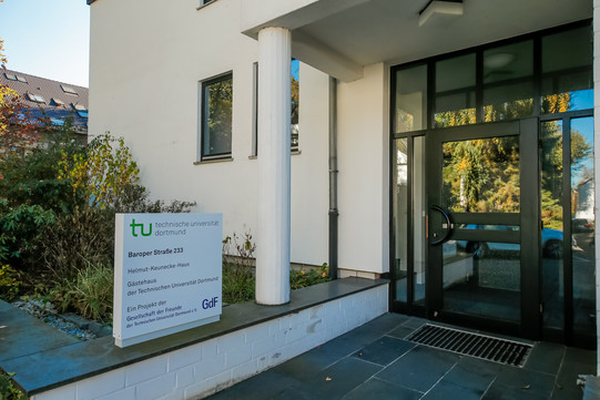 Gästehaus TU Dortmund Der Eingangsbereich des Gästehauses inklusive Eingangstür und Gästehaus-Schild.