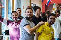 Eine Gruppe von Männern im Internationalen Begegnungszentrum der TU Dortmund, die lächelnd in die Kamera blickt