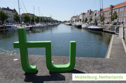 TU-Logo vor einer Grachte