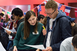 Ein Mann und eine Frau, die bei einem Spiel im Internationalen Begegnungszentrum der TU Dortmund gemeinsam einen Zettel ausfüllen