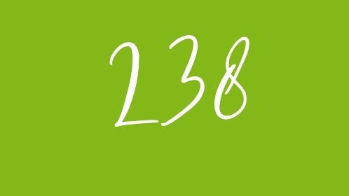 Die Zahl 238 vor grünem Hintergrund
