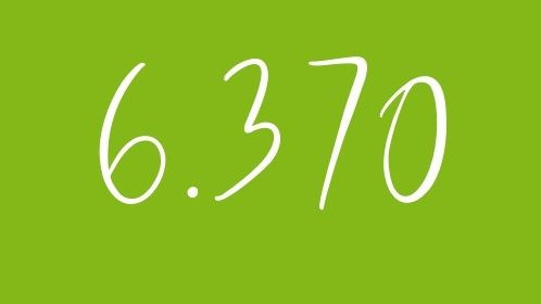 Die Zahl 6370 vor grünem Hintergrund