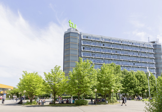 Campus-Foto mit Mathegebäude