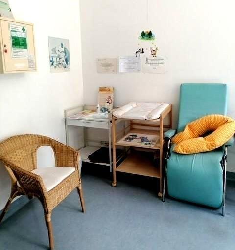 In einer Ecke steht ein Wickeltisch sowie auch ein Stillstuhl