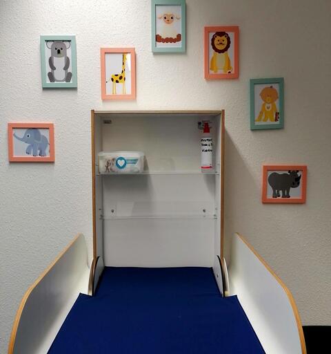 Aufgeklappter Wickeltisch an der Wand