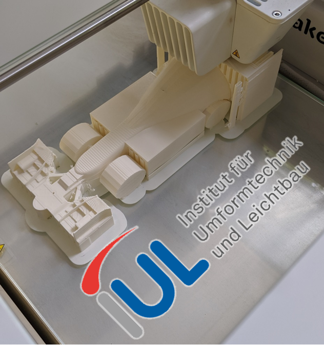 Mit dem 3D-Drucker wird ein Rennwagen gedruckt