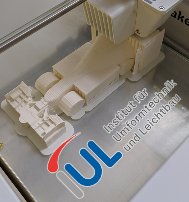 Rennwagen im 3D-Drucker Mit dem 3D-Drucker wird ein Rennwagen gedruckt