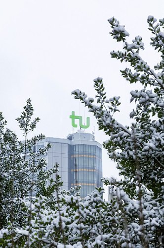 Mathematikgebäude mit TU Logo auf dem Dach