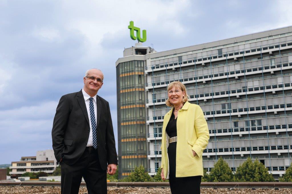 Prof. Manfred Bayer und Prof. Ursula Gather Manfred Bayer und Ursula Gather stehen zusammen vor dem Mathetower.
