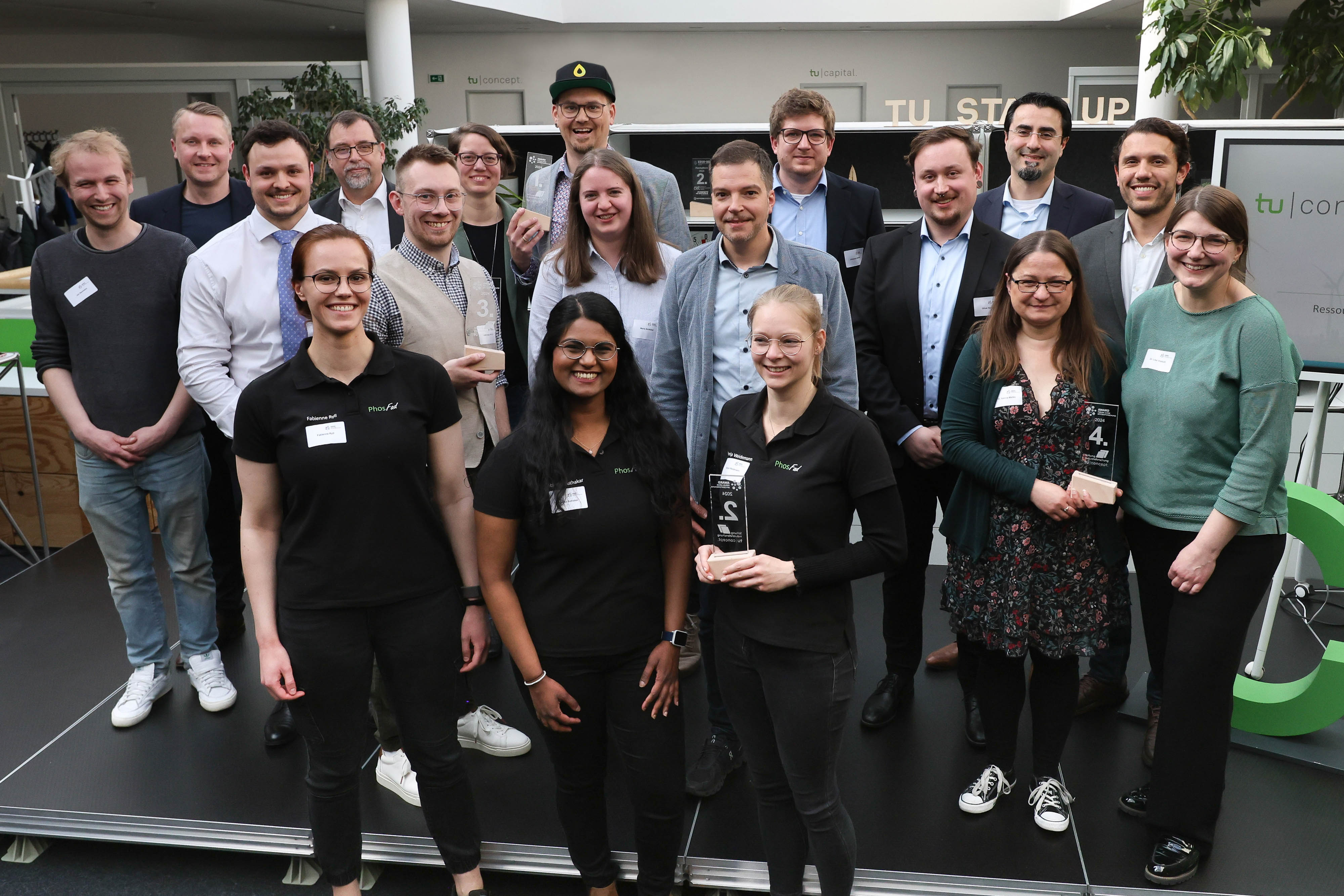TU Sieger Junge Jugendforschung - Gruppenfoto der Gewinner*innen Auf dem Gruppenfoto sind achtzehn Personen und ihre Teampreise zu sehen.