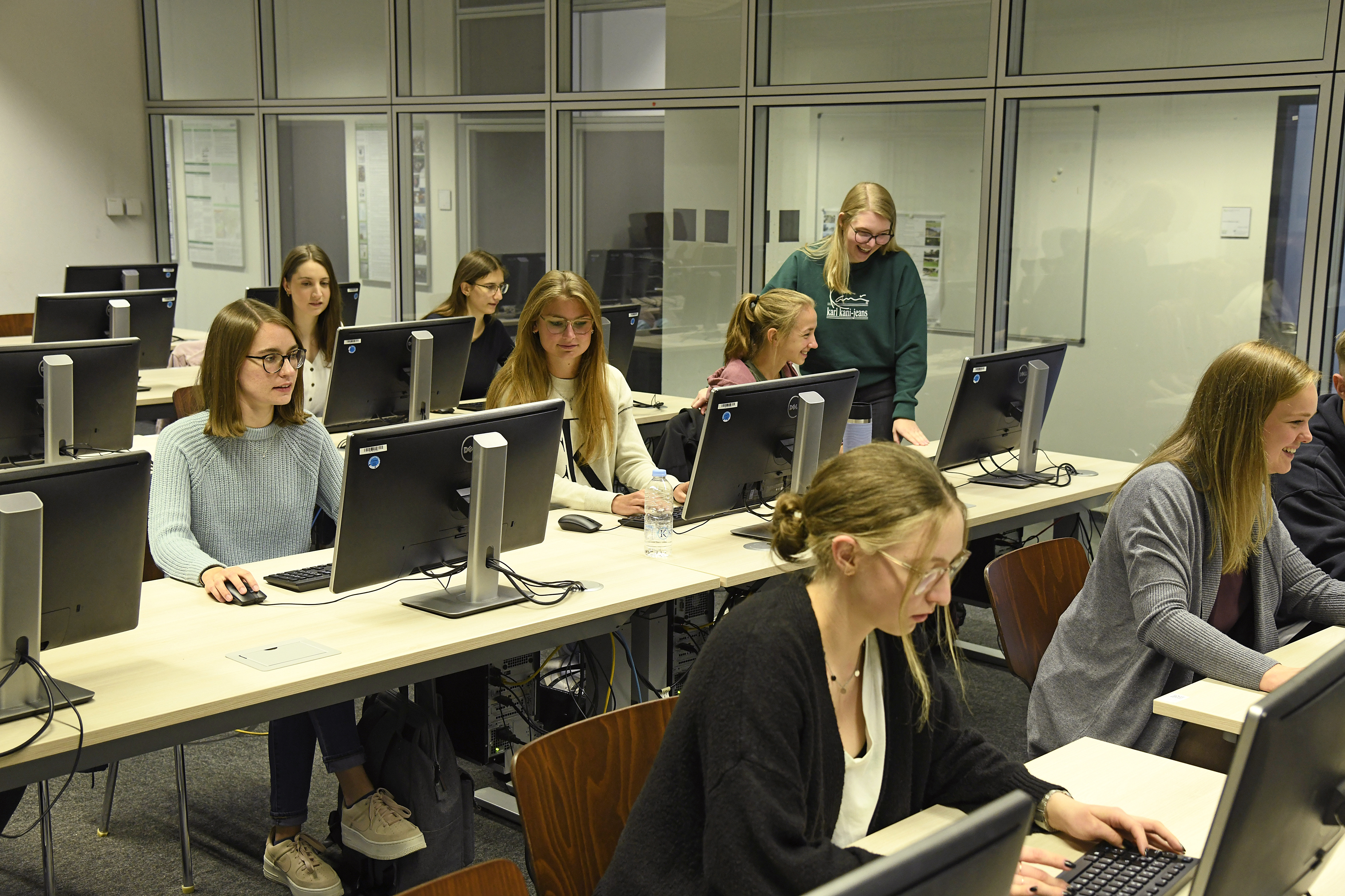 Eine Gruppe von Studierenden arbeiten im PC-Raum