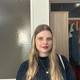 Eine junge Frau mit langen blonden Haaren